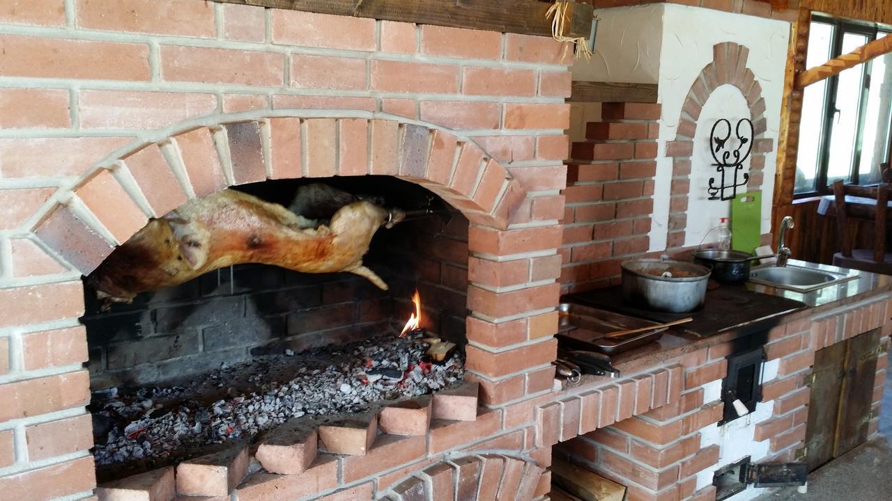 Cabana Barlogul Lupilor Villa Berevoesti Buitenkant foto